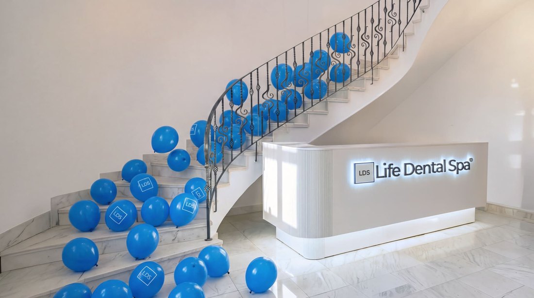Recepția clinicii Life Dental Spa Victoriei, cu scara de marmură decorată cu baloane albastre Life Dental Spa.
